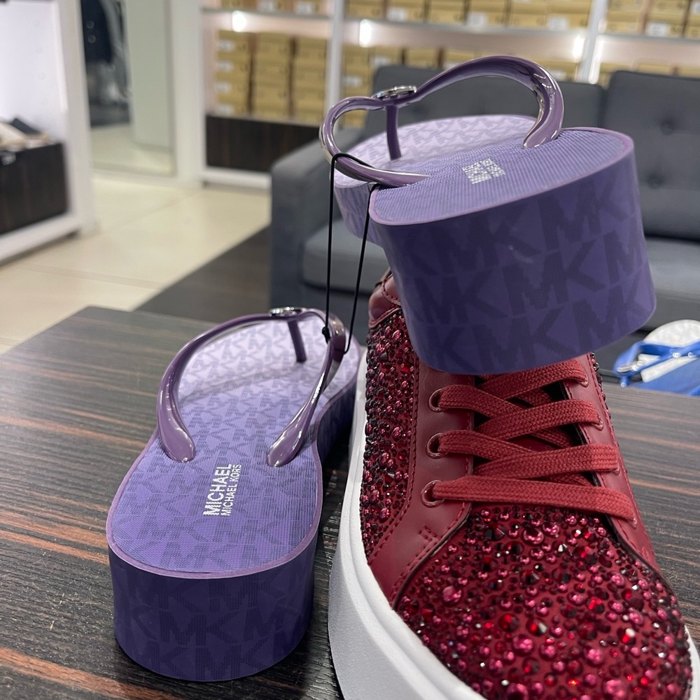 Michael Kors BEDFORD FLIP FLOP
PVC/OMBRE MK SIG
49R6BDFA1Q
Dark Purple 
Platform - Picture 15 of 16